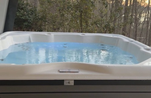 Gainesville Cabin | A-Cozy Retreat: Lake House. Jacuzzi.