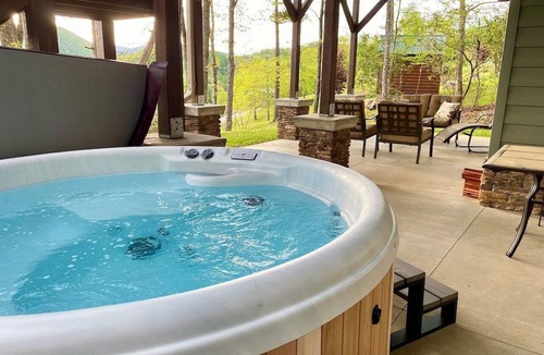 Fleetwood House | A Deer Haven - Upscale, Hot Tub, River Access, Views, Foosball, 2K Beds, WIFI