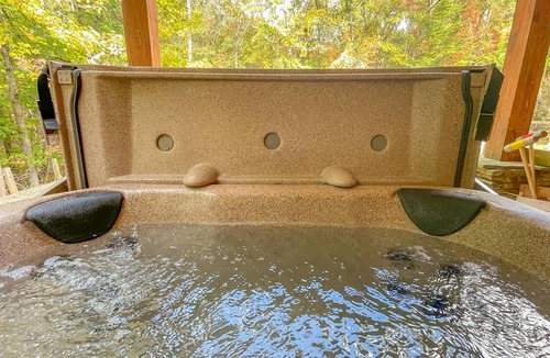 Gainesville Cabin | A-Frame w/Hot Tub, K beds +more!