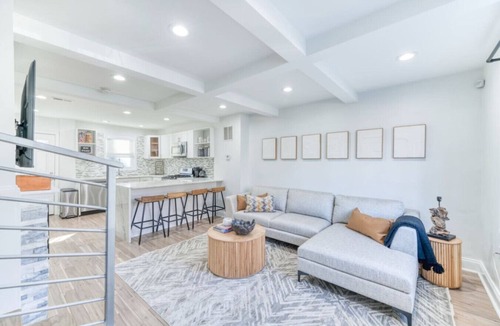 Anacostia House | A group-ready southeast DC home with free parking and room for 8 guests