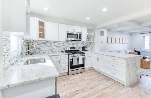 Anacostia House | A group-ready southeast DC home with free parking and room for 8 guests