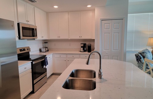 Lakewood Ranch Condo | A+ Lakewood National, Golf Paradise! Golf & Lake Views. 2nd Floor, 3 Bed, 2 Bath