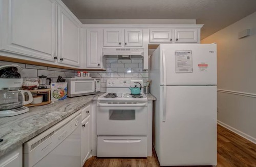 Helen Cottage | A+ Location, Super Clean! Only 1 mile to downtown Helen. Private Hot Tub!