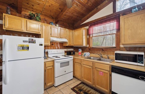 Gatlinburg Cabin | A Lover's Paradise - 1BR/New Hot Tub/Grill/Sleeps 4
