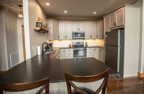 Townsend Cabin | A Luxury Cabin with panoramic mountain views and 3 King Ensuites and Hot Tub!