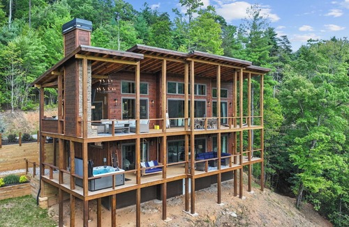 Cherry Log Ski Chalet | A Luxury Modern Cabin with Unforgettable Mountain Views and 5 Star Amenities