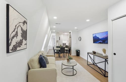 Powelton Village House | A Modern 1BR Oasis in Carriage House