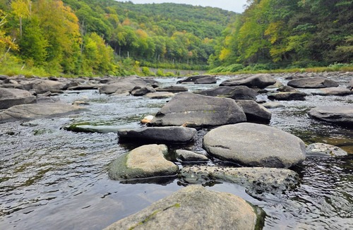 Roscoe House | A peaceful riverside getaway in the heart of Roscoe.