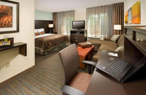 Alpharetta Hotel | A Place You'll Surely Enjoy! Full Kitchen, Free Breakfast, Pets Allowed!