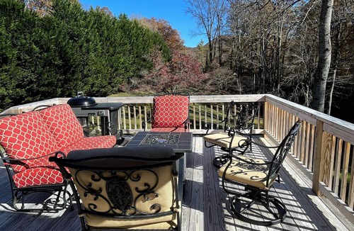 Otto House | A Restful Creekside Getaway