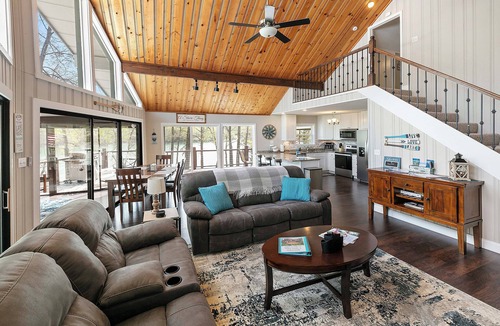 Jacksboro House | A Shore Thing - no steps to dock! Hot tub, fire pit ~ Sleeps 22 ~