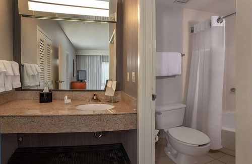 Newark Hotel | A Short Drive from the University of Delaware Botanic Gardens! Pets Allowed!