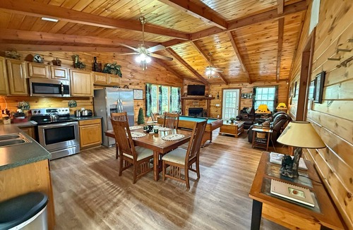 Sautee Nacoochee Cabin | A View From Above - Dog Friendly w/Screened in Porch and Hot Tub, Near Helen GA