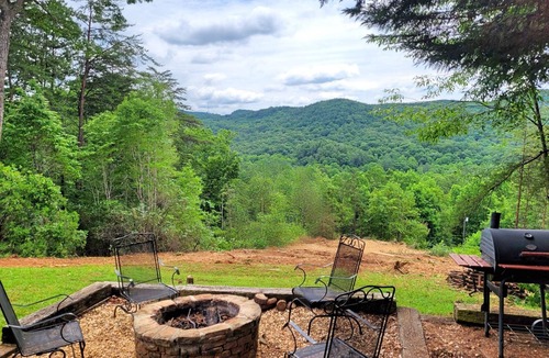 Sautee Nacoochee Cabin | A View From Above - Dog Friendly w/Screened in Porch and Hot Tub, Near Helen GA