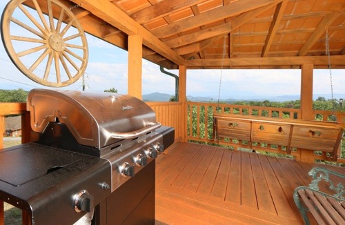 Gatlinburg - Pigeon Forge Cabin | A Walk In The Clouds: Cozy 2BR cabin in Sevierville with stunning mountain views.