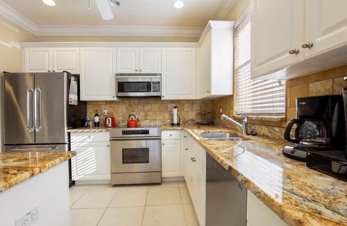 Naples Park House | A walk to the Beach!