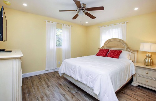 Saint James City House | Aaliyah`s and Amina`s Tropical Retreat 4 - Pine Island St James City Florida