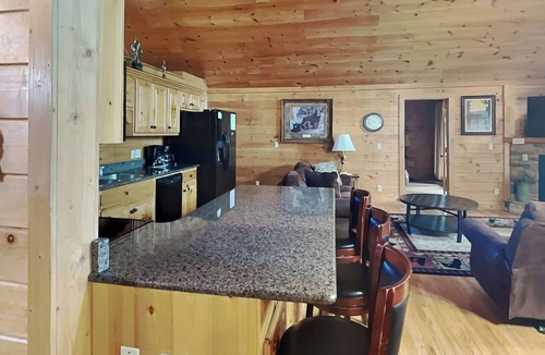 Black Bear Falls Cabin | Above the Clouds | Mtn Views, Game Room, Hot Tub