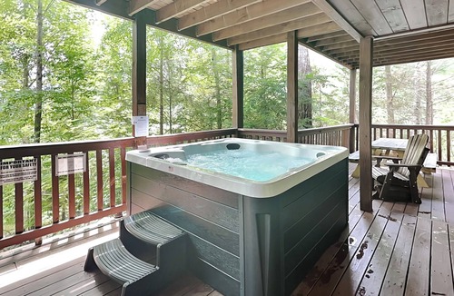 Black Bear Falls Cabin | Above the Clouds | Mtn Views, Game Room, Hot Tub