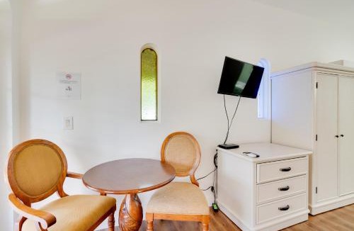 Naples Apartment | Access to 10,000 Islands: Resort-Style Naples Gem!
