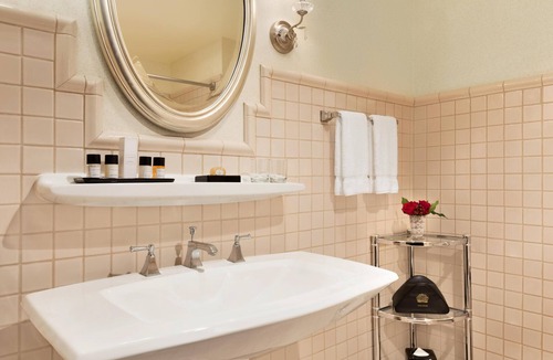 Downtown Wilmington Hotel | Accessible King Room with Roll-in Shower -Perfect Wilmington Location -Free Wifi