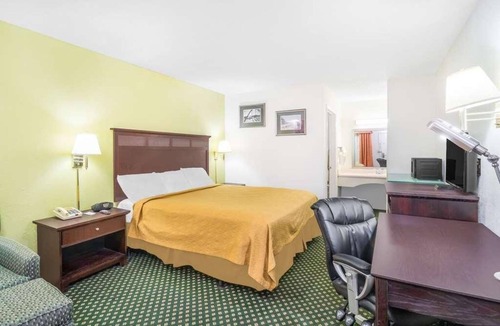 Lookout Valley Neighborhood Association Hotel | Accessible & Pet-friendly Unit! Free Parking, Seasonal Pool | Near Rock City!