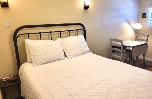 Tarpon Springs House | Acorn Cottage * Downtown * Tropical Yard