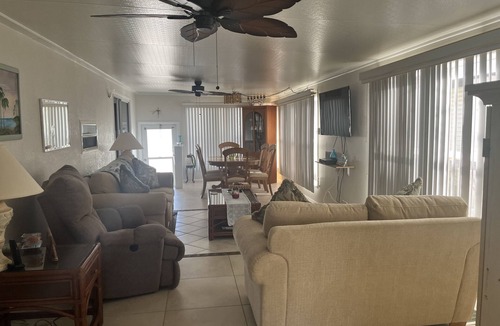 Sarasota House | Adorable 1/1 in coveted Sarasota Lakes available 6/1/24!
