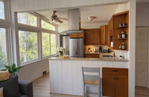 Lynn House | Adorable 1-bedroom 1.5 bath house with Hot tub in charming Tryon