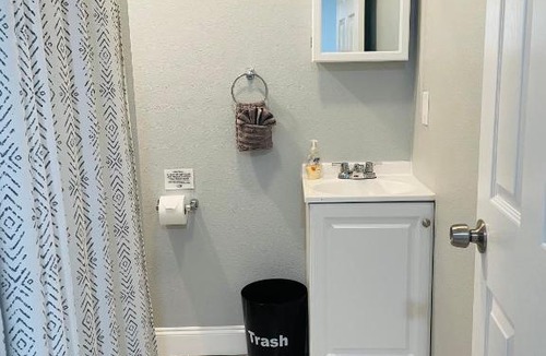 Lakeshore South House | Adorable 1 Bedroom Guesthouse