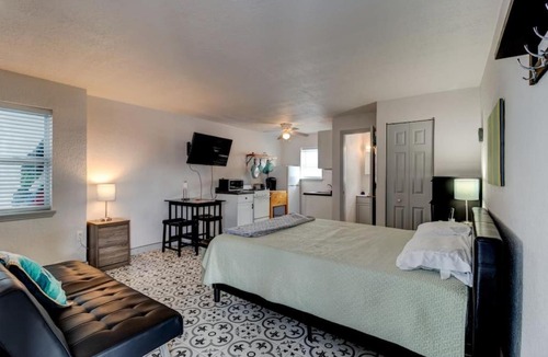 Wilbur-By-The-Sea Apartment | Adorable 1 Bedroom on the Beach Wifi Kitchenette