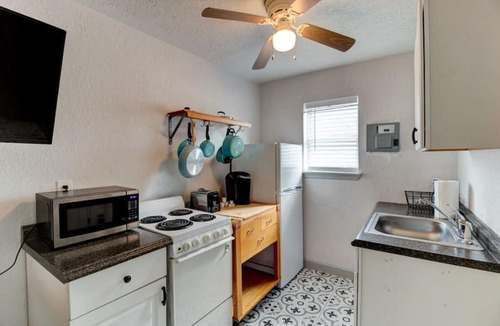 Wilbur-By-The-Sea Apartment | Adorable 1 Bedroom on the Beach Wifi Kitchenette