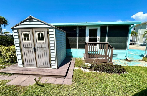 Hutchinson Island South House | Adorable 1 Bedroom 1 Bath Beach Bungalow just steps from the ocean! Fully equipped open kitchen.