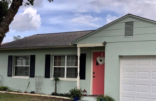 Cocoa House | Adorable 1950's Cottage Central to Everything