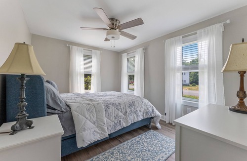 Town Bank Cottage | Adorable and Stylishly Renovated Cottage By The Bay!