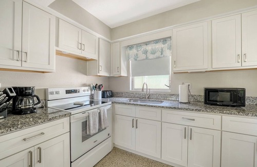 Anna Maria House | Adorable Cottage ONLY STEPS to Anna Maria Beach, No Roads to Cross! FREE WiFi.