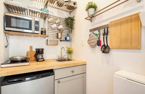 United Central Apartment | Adorable Modern Studio East - 10 minutes to the beach and 5 minutes to downtown