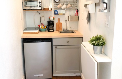 United Central Apartment | Adorable Modern Studio East - 10 minutes to the beach and 5 minutes to downtown