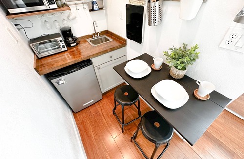 United Central Apartment | Adorable Modern Studio East - 10 minutes to the beach and 5 minutes to downtown