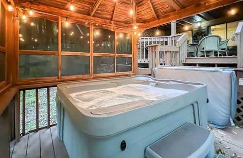 Tate Cottage | Adorable One Bedroom Guest Suite with Hot Tub & Mountain Views