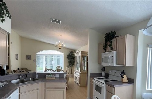Thousand Oaks House | Affordable Conservation View home with southeast facing pool 4BR 2BA Free Wi Fi by RedAwning