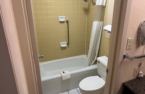 Harriman Hotel | Affordable Room w/Free Parking & Breakfast – Quick Access to I-40 Harriman