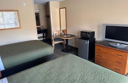 Harriman Hotel | Affordable Stay Close to Local Sights & Dining - Free Breakfast and Parking!