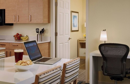 Somerset Hotel | Affordable Suite with Full Kitchen, Seasonal Pool and Pet-Friendly