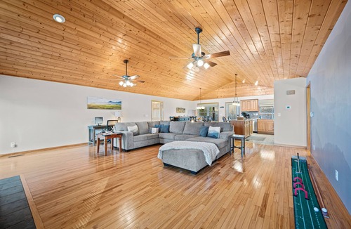 Kodak Cabin | Air Hockey|Golf Game|Views|HotTub
