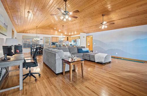 Kodak Cabin | Air Hockey|Golf Game|Views|HotTub