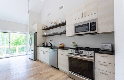 Sparrow Bush House | Airy Tree Canopy Home w/Creek Views & Family Suite