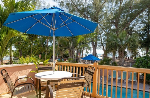 Holmes Beach Condo | Alamanda Villas 6 Beach Side Condo With Heated Pool