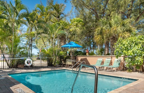 Holmes Beach Condo | Alamanda Villas 6 Beach Side Condo With Heated Pool