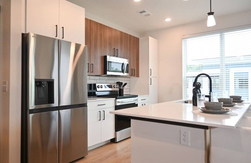 East Side Apartment | Alease Luxe Retreat | Luxury 2BR | Sleeps 4